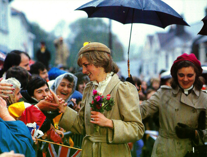 Oszałamiające zdjęcia z udziałem samej księżnej Diany! Istnieją doniesienia, że była fotografowana na ulicach częściej niż ktokolwiek inny!