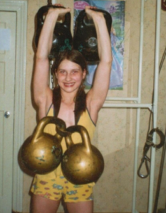 W wieku 8 lat dziewczynka podniosła sztangę o wadze 100 kg! Dowiedz się, jak wygląda i jak potoczyły się jej losy 14 lat później 🏋️‍♀️✨
