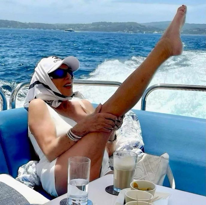 Czy zdaje sobie sprawę, ile ma lat? 91-letnia aktorka Joan Collins pokazała swoją wspaniałą sylwetkę na wakacjach