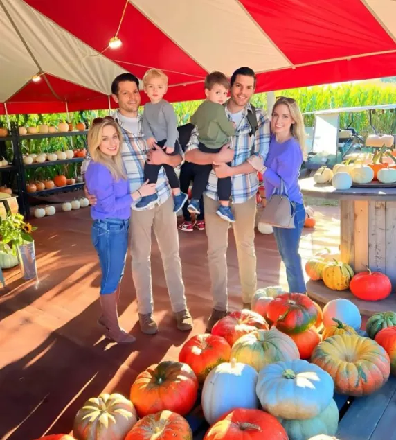 Siostry bliźniaczki wyszły za mąż za braci bliźniaków i dwa lata później urodziły niezwykłe dzieci 😱 Teraz ich dzieci zadziwiają wszystkich 😲 Zobacz, jak wyglądają dzieci tej ciekawej rodziny po 4️⃣ latach.