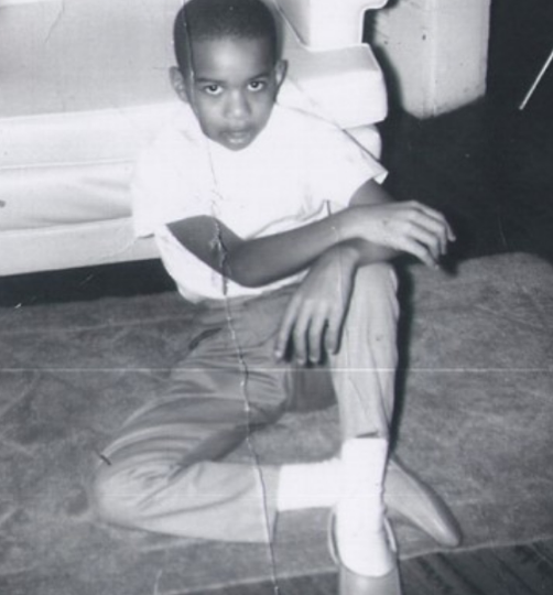 Miał poważne problemy z mową i nie wiedział, z czego żyć w przyszłości. Jak wyglądało dzieciństwo najbogatszego prezentera telewizyjnego? Jak bardzo dotknęło go ubóstwo?