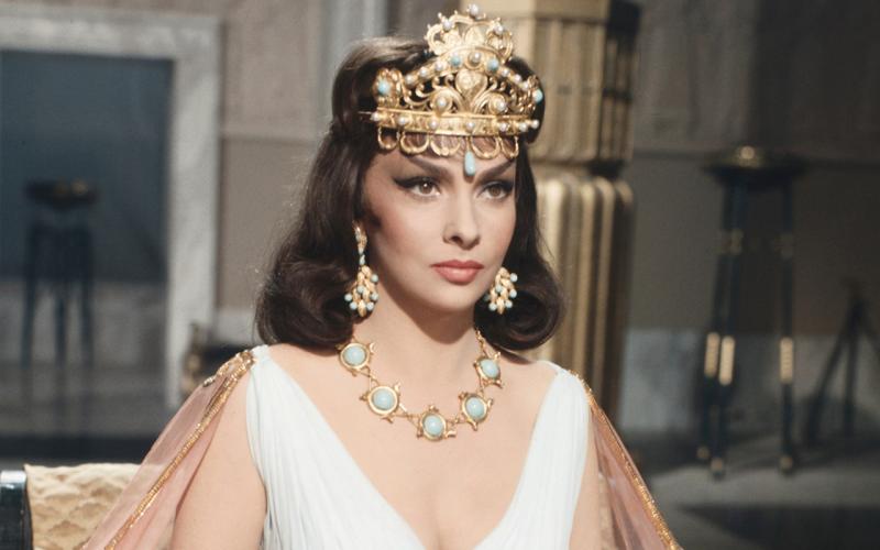 Niegdyś gwiazda włoskiego kina, teraz jest zgorzkniałą staruszką.