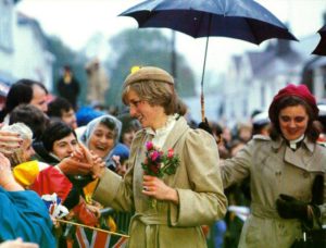 Niezwykłe zdjęcia księżnej Diany: spojrzenie na rzadkie momenty z życia jednej z najczęściej fotografowanych kobiet na świecie 📸👑