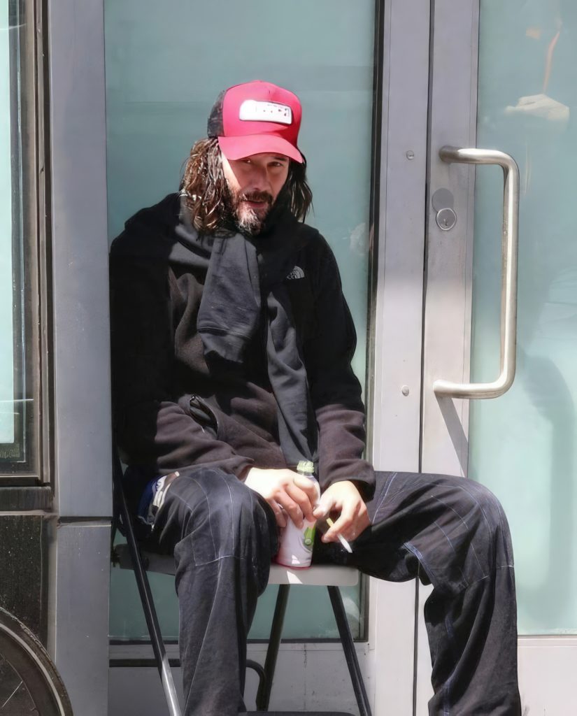 „Niektórzy nazywają go Niezłamanym”: Dlaczego Keanu Reeves, posiadający fortunę wartą 400 milionów dolarów, wybiera życie proste i skromne, zamiast korzystać z przepychu i luksusu?