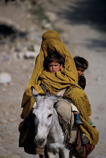 „Niewiele wolności i wiele wymagań": 12 zdjęć z życia kobiet na Wschodzie. Ostatnie zdjęcie jest bardzo zabawne