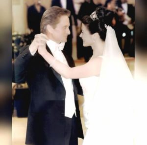 „Co za prezent dla mojego męża": 55-letnia Catherine Zeta-Jones wystąpiła w tym, co miała na sobie.