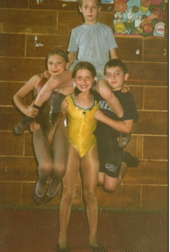 W wieku 8 lat dziewczynka podniosła sztangę o wadze 100 kg! Dowiedz się, jak wygląda i jak potoczyły się jej losy 14 lat później 🏋️‍♀️✨