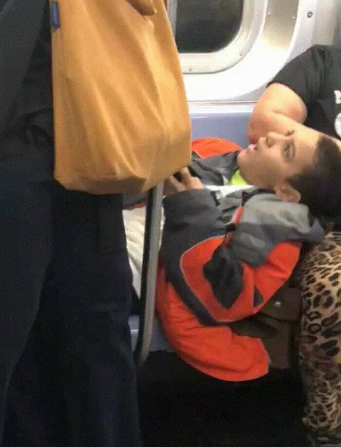 Chłopiec odmówił zdjęcia nóg z siedzenia w wagonie metra, ale pasażer nie był zdezorientowany