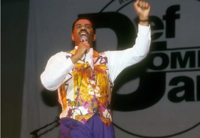 Miał poważne problemy z mową i nie wiedział, z czego żyć w przyszłości. Jak wyglądało dzieciństwo najbogatszego prezentera telewizyjnego? Jak bardzo dotknęło go ubóstwo?