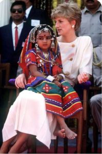 Niezwykłe zdjęcia księżnej Diany: spojrzenie na rzadkie momenty z życia jednej z najczęściej fotografowanych kobiet na świecie 📸👑