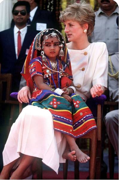 Niezwykłe zdjęcia księżnej Diany: spojrzenie na rzadkie momenty z życia jednej z najczęściej fotografowanych kobiet na świecie 📸👑