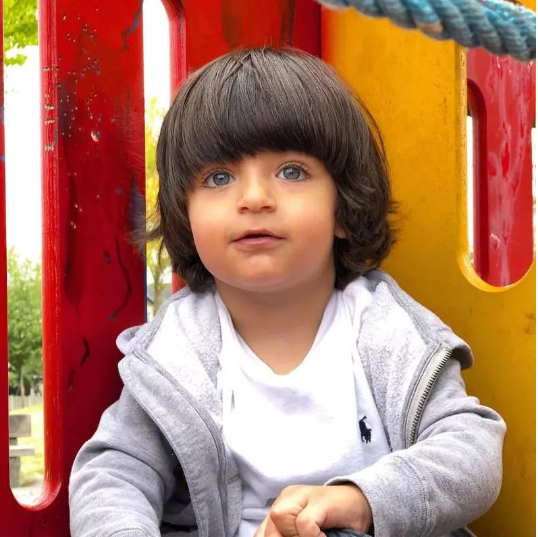 Jej wad szuka się z lupą i nazywa męskim prostakiem, ale to ona jest obiektem zazdrości milionów kobiet! Dowiedz się, jak wygląda żona najpiękniejszego Araba na świecie i co robi, by podbić serca 💍✨