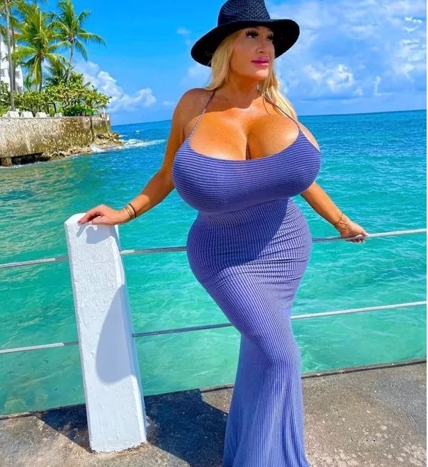 Fantastyczny plastik: 55-letnia blondynka z Kalifornii ma wiele do pokazania