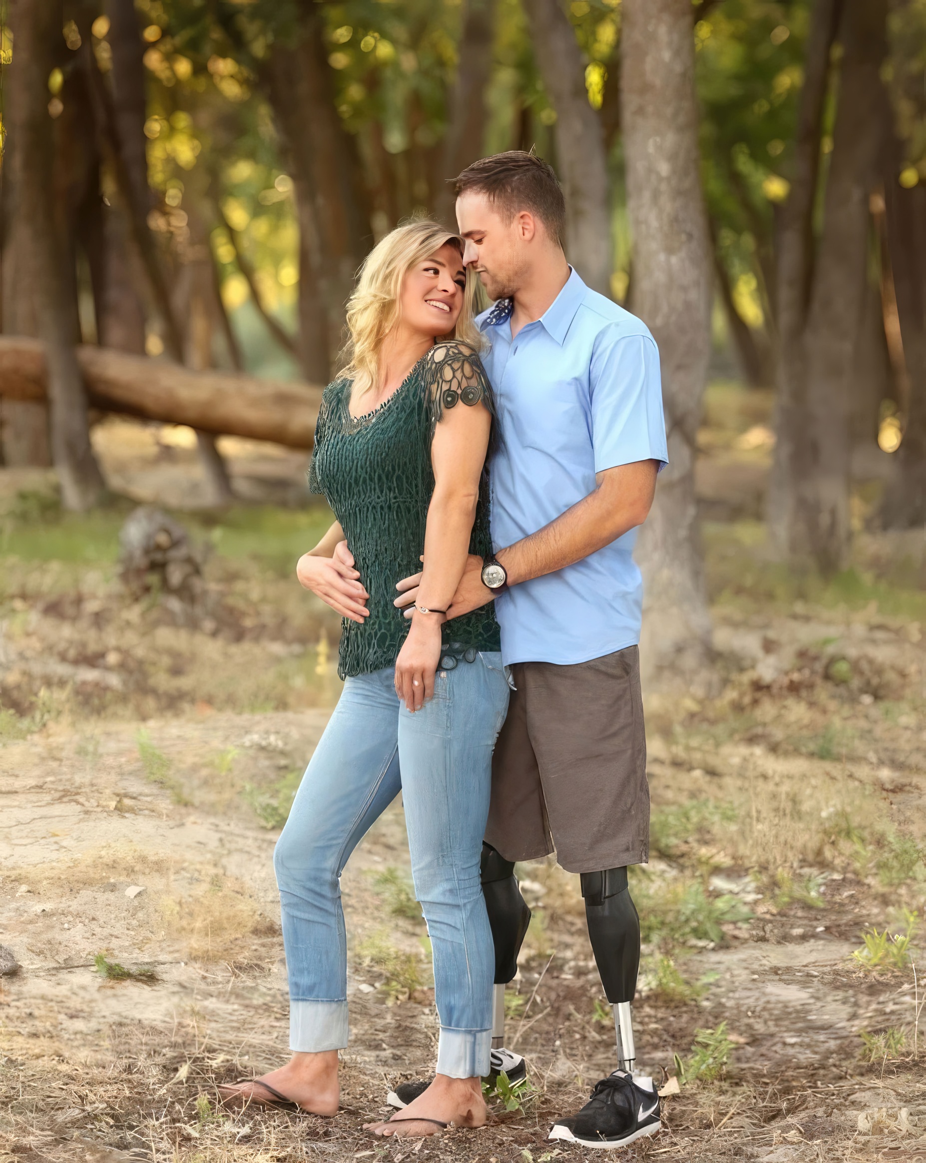 Poruszająca historia: kobieta niesie na plecach swojego męża bez nóg