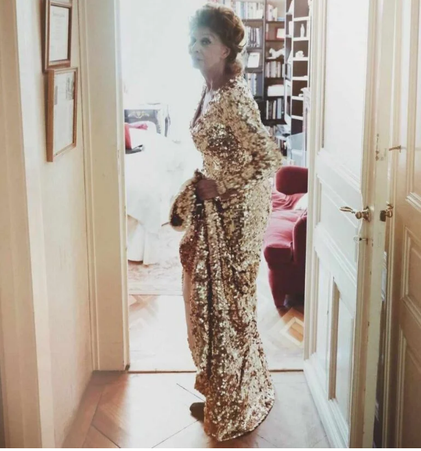 Lauren pozostaje niesamowicie kobieca w wieku 89 lat! Domowe zdjęcia gwiazdy wykonane przez jej syna