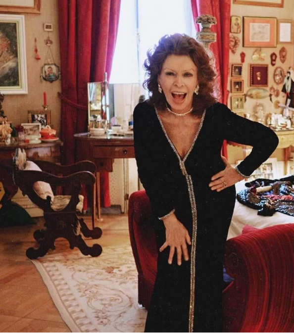 Lauren pozostaje niesamowicie kobieca w wieku 89 lat! Domowe zdjęcia gwiazdy wykonane przez jej syna