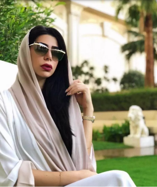 Jej wad szuka się z lupą i nazywa męskim prostakiem, ale to ona jest obiektem zazdrości milionów kobiet! Dowiedz się, jak wygląda żona najpiękniejszego Araba na świecie i co robi, by podbić serca 💍✨