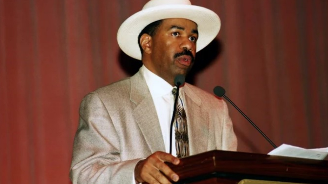 Miał poważne problemy z mową i nie wiedział, z czego żyć w przyszłości. Jak wyglądało dzieciństwo najbogatszego prezentera telewizyjnego? Jak bardzo dotknęło go ubóstwo?