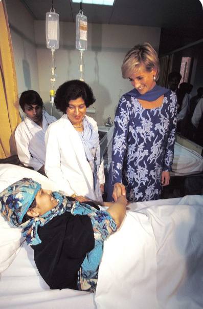 Niezwykłe zdjęcia księżnej Diany: spojrzenie na rzadkie momenty z życia jednej z najczęściej fotografowanych kobiet na świecie 📸👑