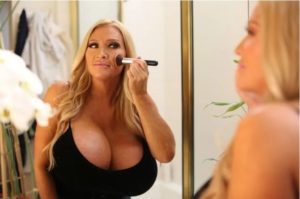 Fantastyczny plastik: 55-letnia blondynka z Kalifornii ma wiele do pokazania