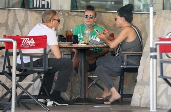 „Nie pracuje, ale żyje jak królowa": Jean-Claude Van Damme został zauważony z młodą Ukrainką