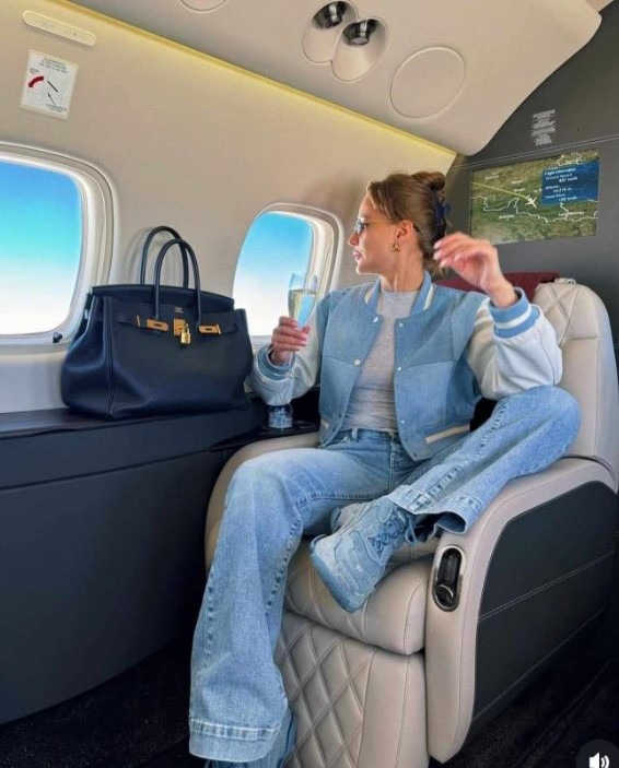 „Nie pracuje, ale żyje jak królowa": Jean-Claude Van Damme został zauważony z młodą Ukrainką