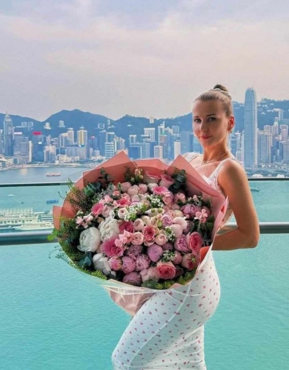 „Nie pracuje, ale żyje jak królowa": Jean-Claude Van Damme został zauważony z młodą Ukrainką