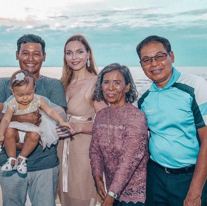 Ukrainka zakochała się w buddyjskim mnichu i wyjechała z nim do tajskiej dziczy - jej życie 7 lat później