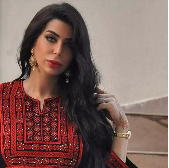 Jej wad szuka się z lupą i nazywa męskim prostakiem, ale to ona jest obiektem zazdrości milionów kobiet! Dowiedz się, jak wygląda żona najpiękniejszego Araba na świecie i co robi, by podbić serca 💍✨