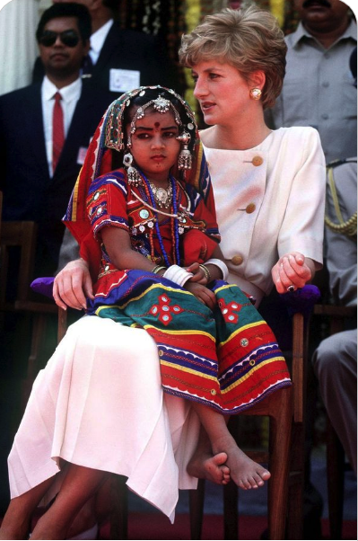 Oszałamiające zdjęcia z udziałem samej księżnej Diany! Istnieją doniesienia, że była fotografowana na ulicach częściej niż ktokolwiek inny!