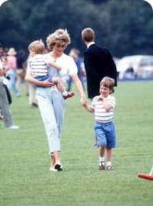 Niezwykłe zdjęcia księżnej Diany: spojrzenie na rzadkie momenty z życia jednej z najczęściej fotografowanych kobiet na świecie 📸👑