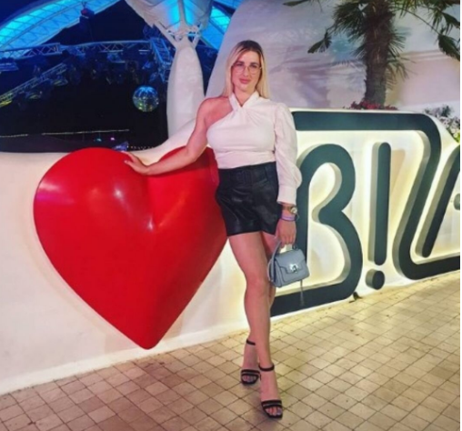 W wieku 8 lat dziewczynka podniosła sztangę o wadze 100 kg! Dowiedz się, jak wygląda i jak potoczyły się jej losy 14 lat później 🏋️‍♀️✨