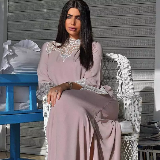 Jej wad szuka się z lupą i nazywa męskim prostakiem, ale to ona jest obiektem zazdrości milionów kobiet! Dowiedz się, jak wygląda żona najpiękniejszego Araba na świecie i co robi, by podbić serca 💍✨