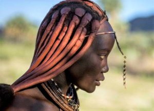 Himba: lud, w którym kobiety nigdy się nie myją, ale dbają o siebie kilka godzin dziennie i są uważane za najpiękniejsze w Afryce.