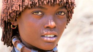 Himba: lud, w którym kobiety nigdy się nie myją, ale dbają o siebie kilka godzin dziennie i są uważane za najpiękniejsze w Afryce.