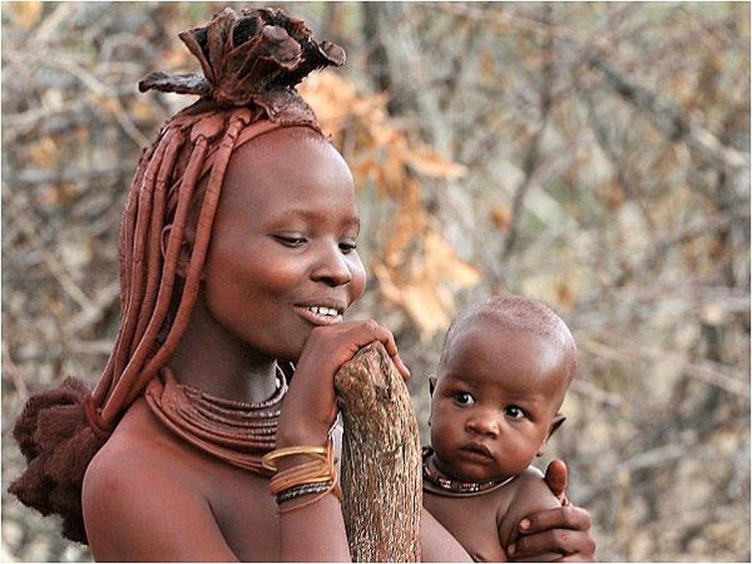 Himba: lud, w którym kobiety nigdy się nie myją, ale dbają o siebie kilka godzin dziennie i są uważane za najpiękniejsze w Afryce.