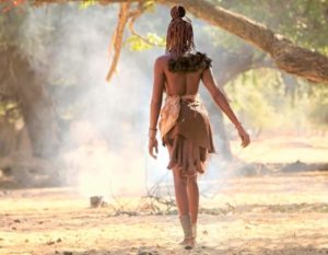 Himba: lud, w którym kobiety nigdy się nie myją, ale dbają o siebie kilka godzin dziennie i są uważane za najpiękniejsze w Afryce.