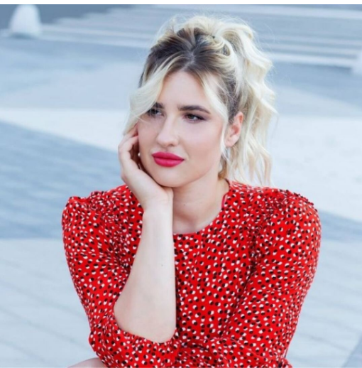 W wieku 8 lat dziewczynka podniosła sztangę o wadze 100 kg! Dowiedz się, jak wygląda i jak potoczyły się jej losy 14 lat później 🏋️‍♀️✨