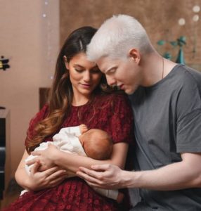 Jak wygląda dziecko tej bajkowej pary: albinos Bera Ivanishvili i jego żona Nanuka Gudavadze. Bajkowa rodzina