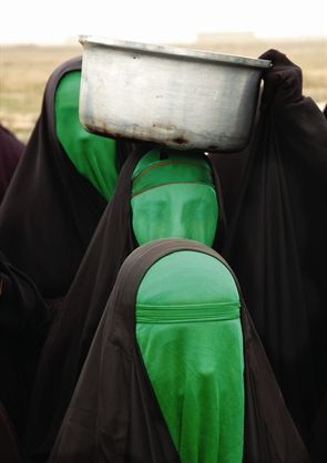 „Niewiele wolności i wiele wymagań": 12 zdjęć z życia kobiet na Wschodzie. Ostatnie zdjęcie jest bardzo zabawne