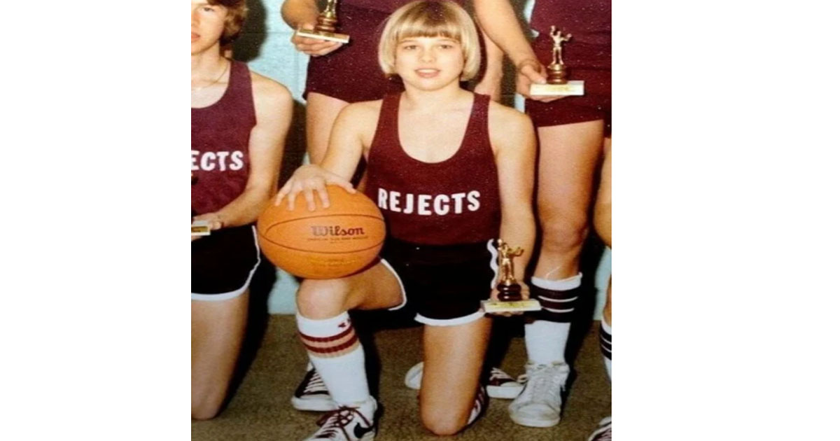 Spróbuj odgadnąć światową gwiazdę na podstawie zdjęcia dziecka: nie uwierzysz, kim jest chłopiec z długimi włosami