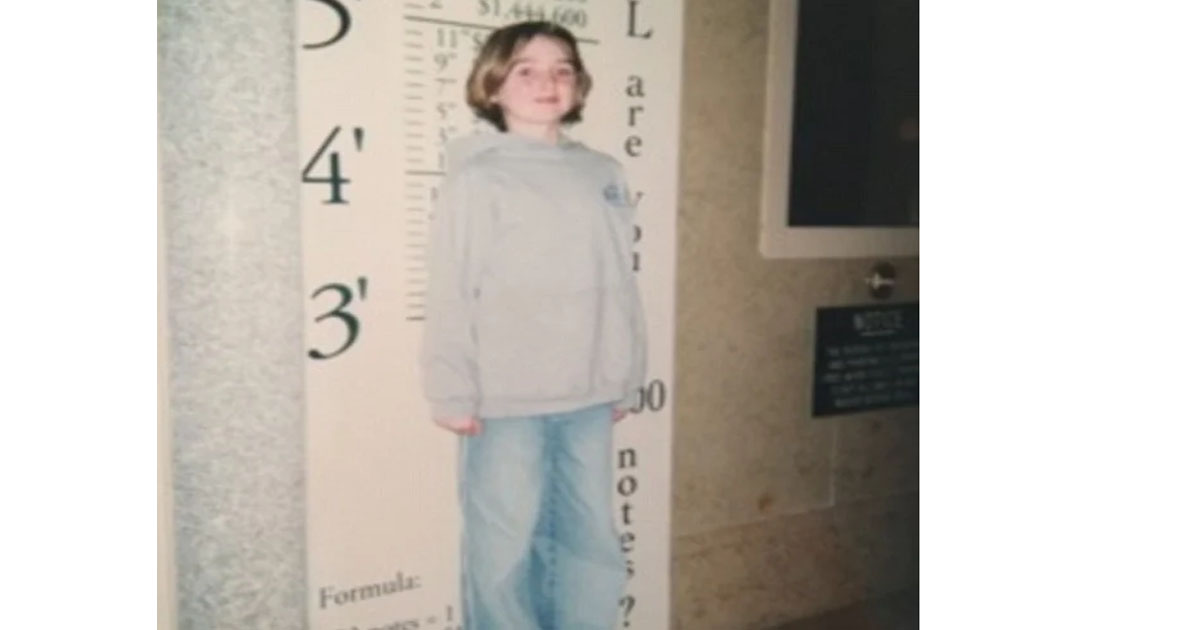 Dziewczynce po lewej stronie dokuczano w szkole jako żyrafie. Minęło 8 lat i teraz każdy chce zrobić sobie z nią zdjęcie!