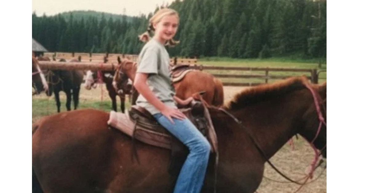 Dziewczynce po lewej stronie dokuczano w szkole jako żyrafie. Minęło 8 lat i teraz każdy chce zrobić sobie z nią zdjęcie!