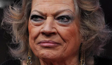 Jak piękna kobieta zmieniła się w gargulca? Wygląda na to, że ona nawet nie jest gargulcem!