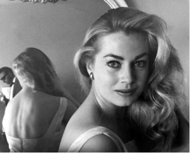 Jak piękna kobieta zmieniła się w gargulca? Wygląda na to, że ona nawet nie jest gargulcem!