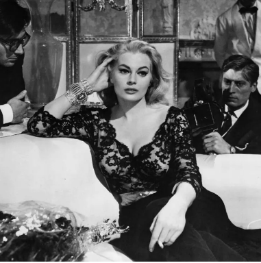 Jak piękna kobieta zmieniła się w gargulca? Wygląda na to, że ona nawet nie jest gargulcem!