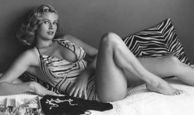 Jak piękna kobieta zmieniła się w gargulca? Wygląda na to, że ona nawet nie jest gargulcem!