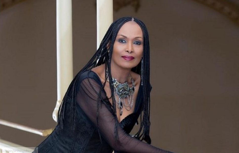 Ageless: jak Friday wygląda po siedemdziesiątce, o czym każdy Robinson może tylko pomarzyć! Dowiedz się, jak udaje jej się pozostać młodą i atrakcyjną przez dziesięciolecia 🌴✨