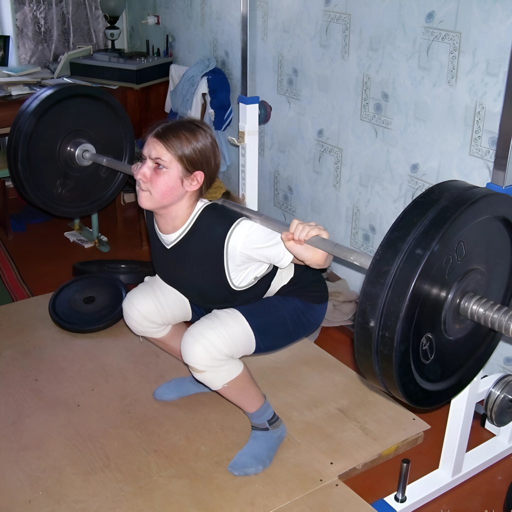W wieku 8 lat dziewczynka podniosła sztangę o wadze 100 kg! Dowiedz się, jak wygląda i jak potoczyły się jej losy 14 lat później 🏋️‍♀️✨