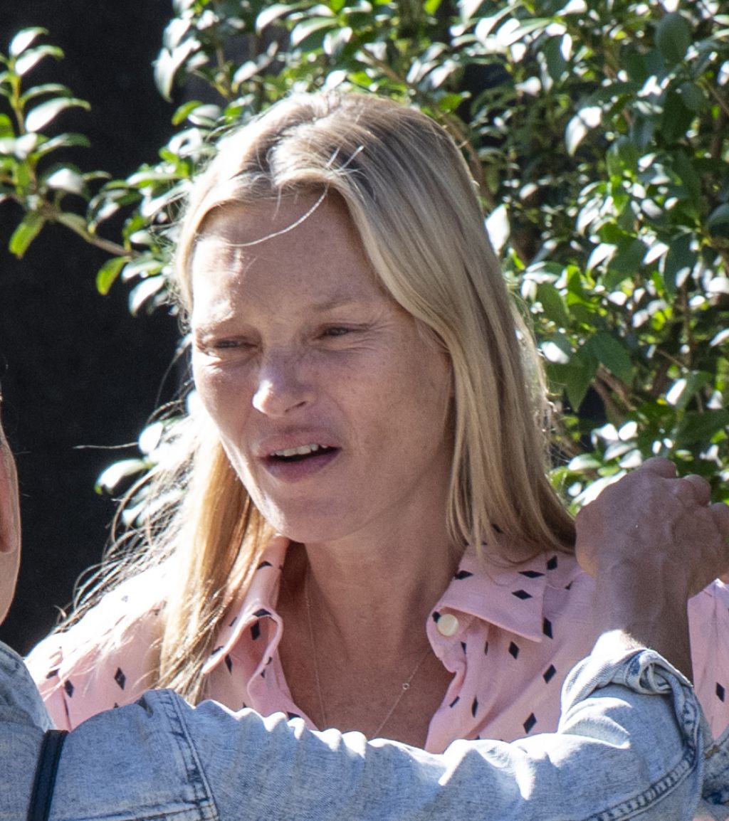 Zmarszczki na całej twarzy, próchnica zębów i brak makijażu na twarzy. Słynna modelka, która w wieku 49 lat bardzo się postarzała i nie jest już dla nikogo interesująca.